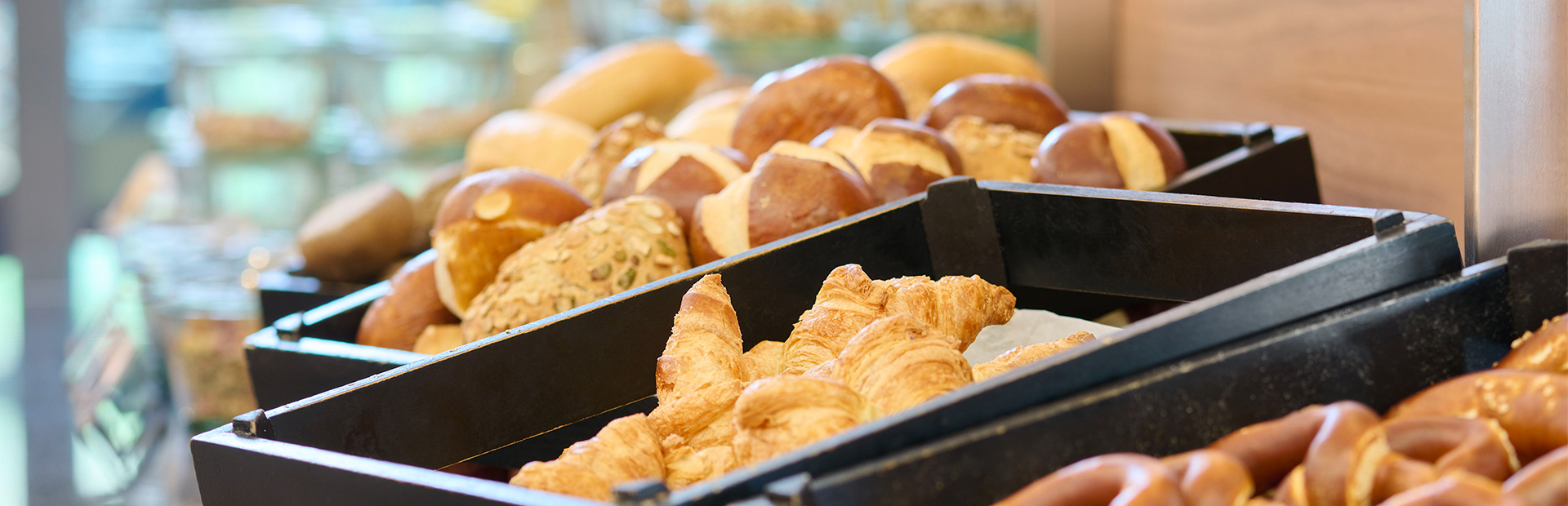 Fresh bread roll baskets Breakfast buffet SI-SUITES Stuttgart