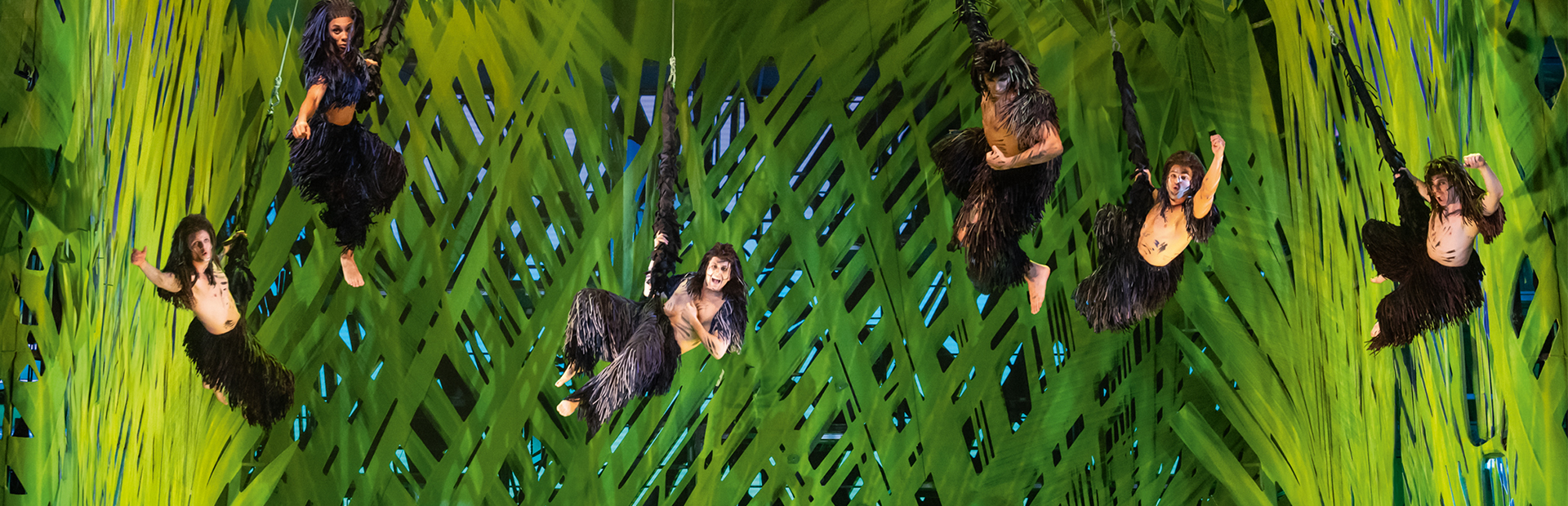 Gorilla Familie von Tarzan an Lianen