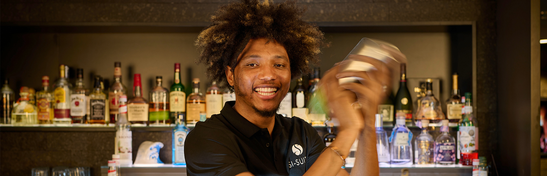 Smiling bartender at the SI-SUITES Hotel Stuttgart