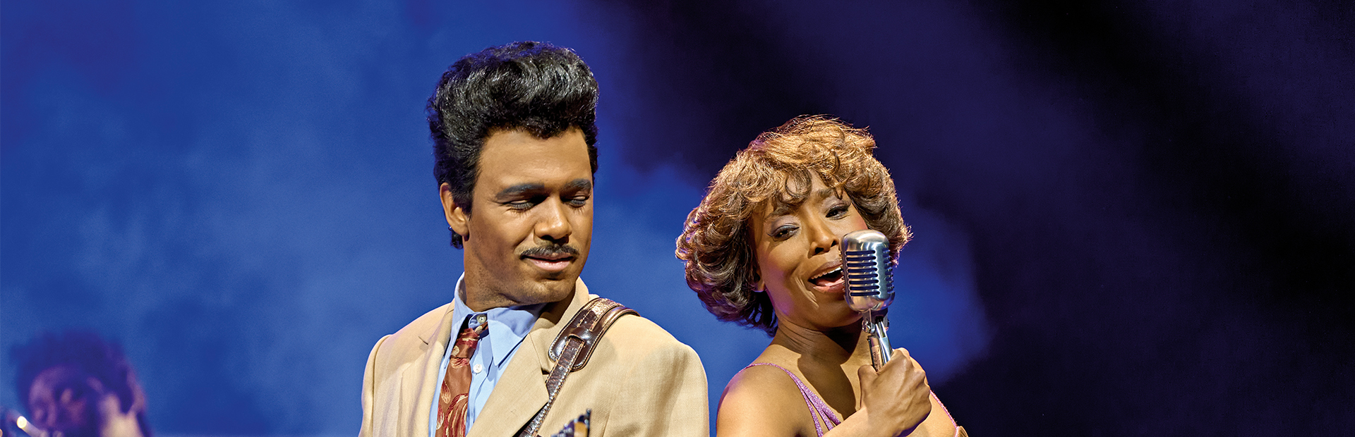 Tina Turner singend mit Ike Turner auf der Bühne - Live-Performance