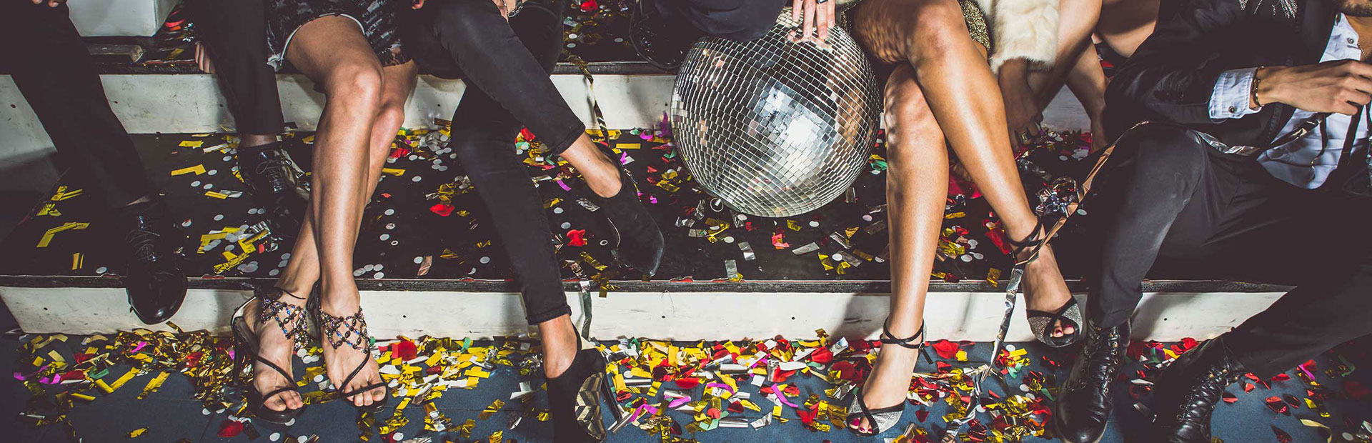 Bachelor-Gruppe beim Feiern in einer Disco mit Konfetti