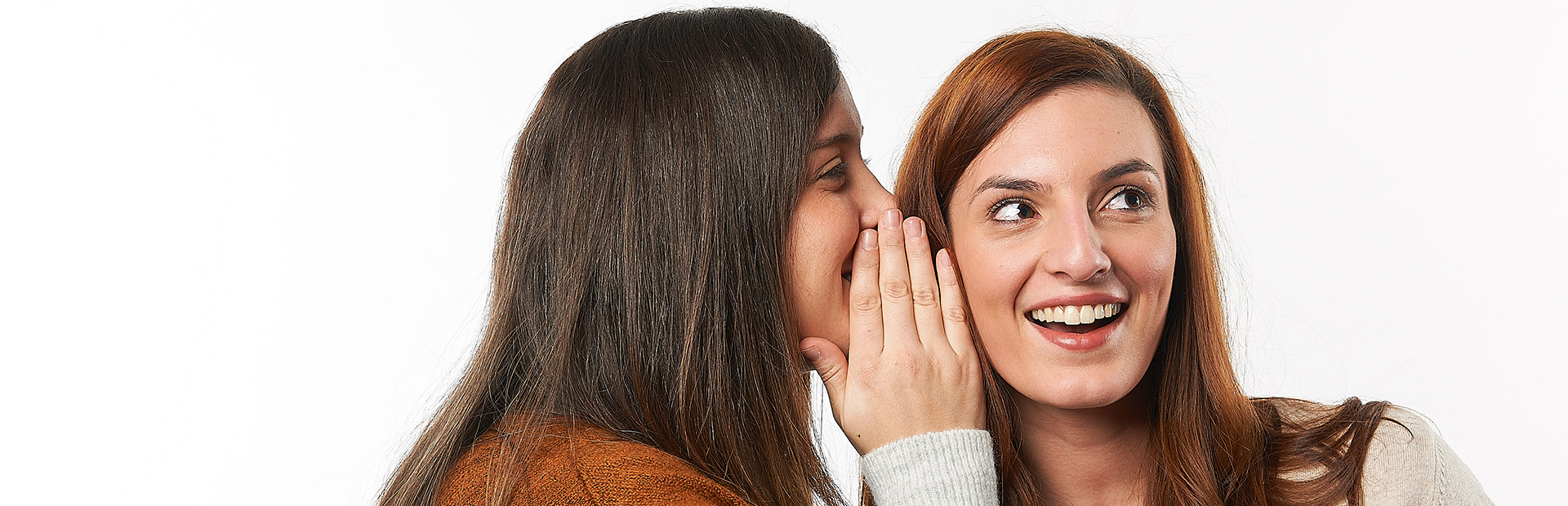 Frauen die lachen und Geheimnisse teilen