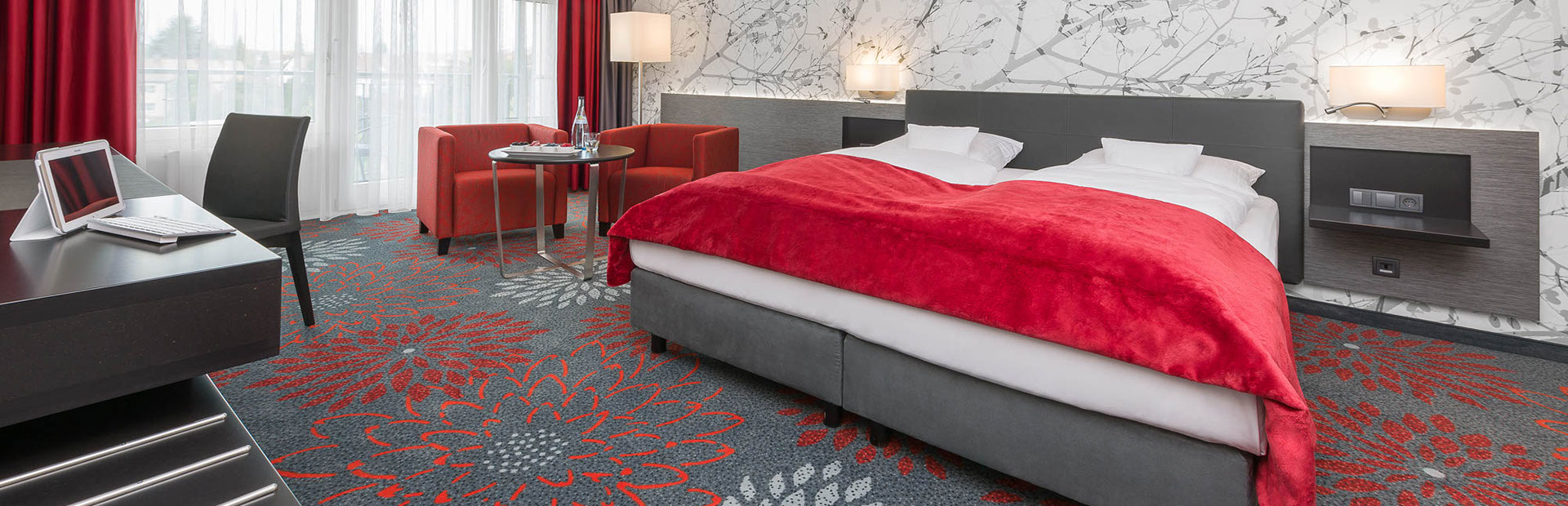 Standard room in red at the SI-SUITES Hotel Stuttgart